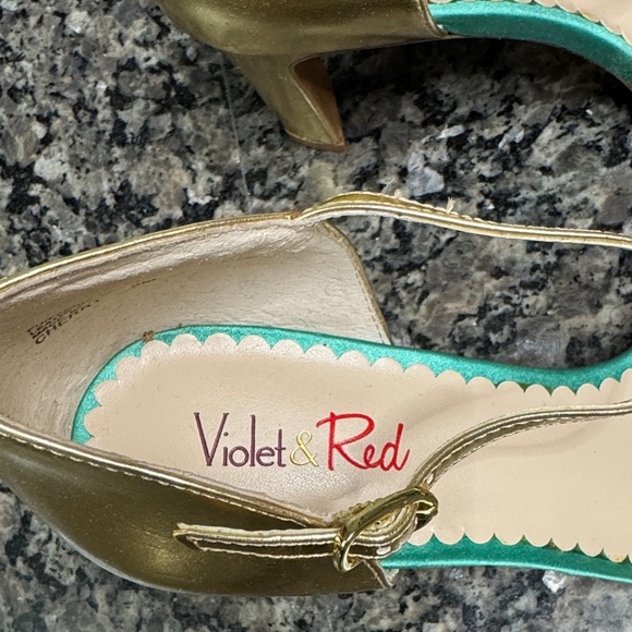 Violet & Red women’s Gold and Green Heels NWT 8 - Picture 2 of 15
